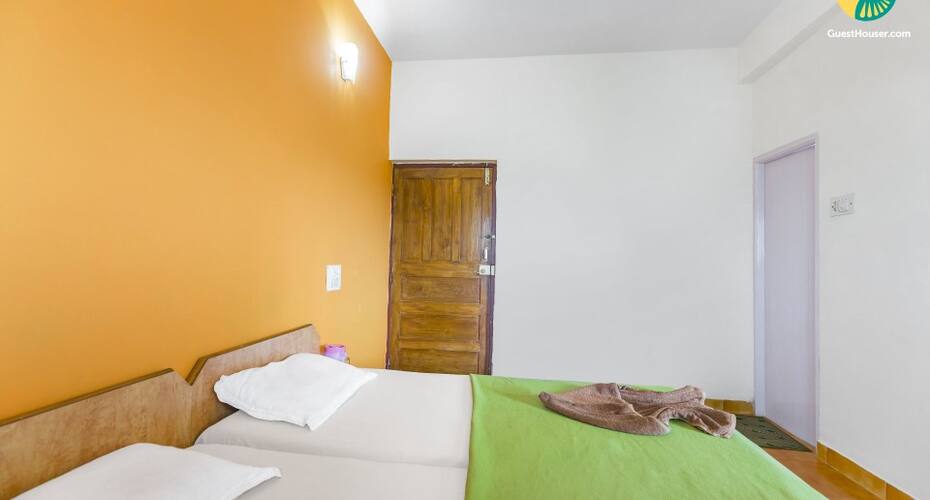 Spacious room with a pool, perfect for backpackers, Goa 4