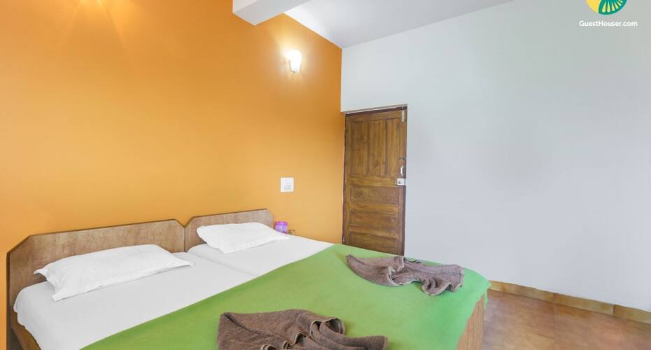 Spacious room with a pool, perfect for backpackers, Goa 5