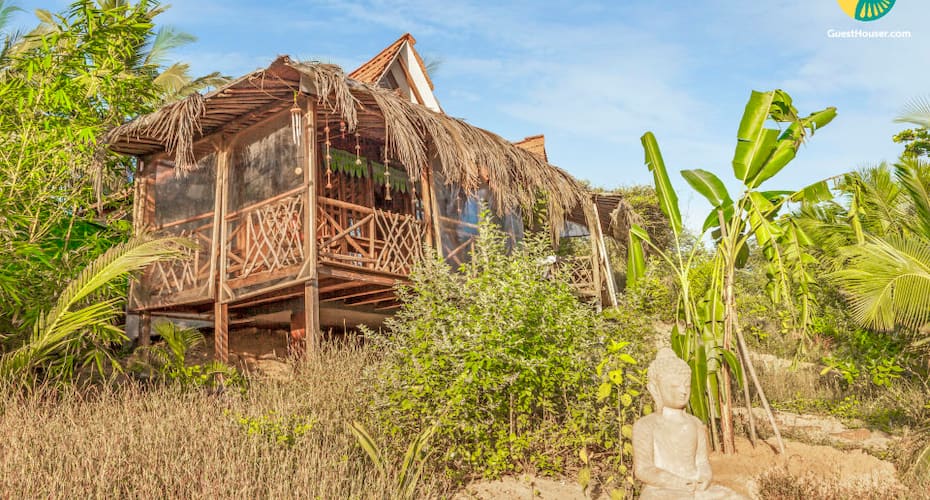 Quaint wooden cottage for two, close to Calangute Beach, Goa 2