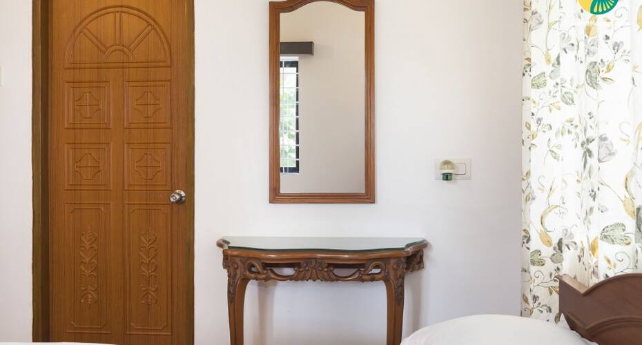 Family room in a villa with a pool, 900 m from Candolim Beach, Goa 5