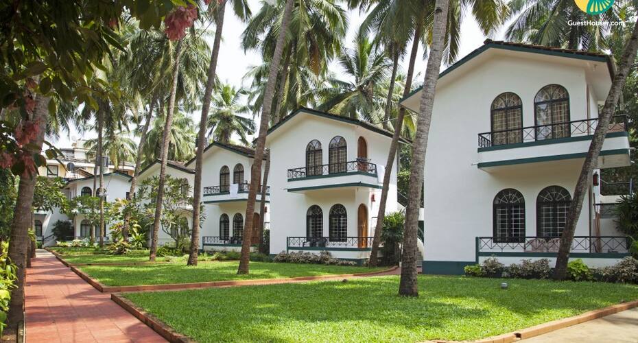 Family room in a villa with a pool, 900 m from Candolim Beach, Goa 1