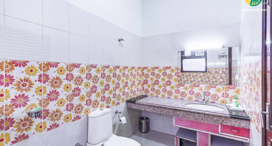 Vibrant stay for three, near Dalai Lama Temple, Dharamshala 5