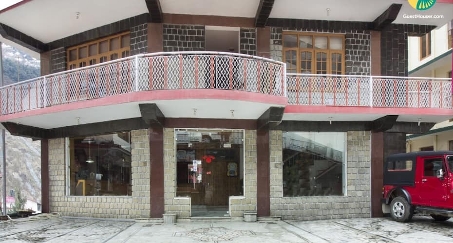 Well-furnished boutique room, perfect for a family vacation, Dharamshala 1