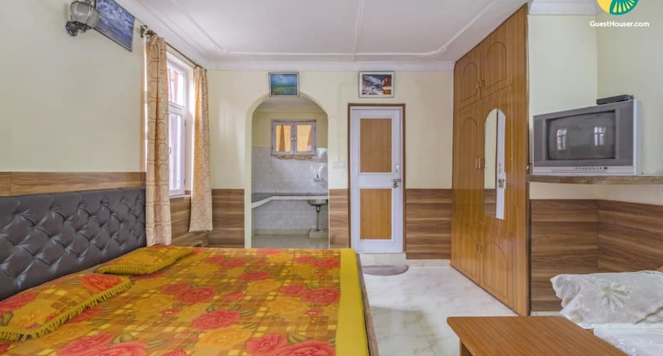 Hillside accommodation for friends, 600 m from Tibetan Museum, Dharamshala 4