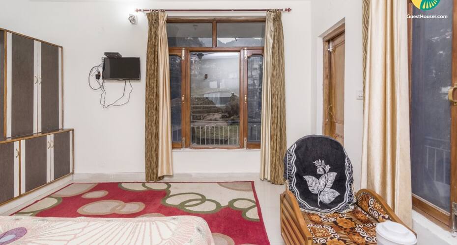 Hillside retreat for three, ideal for a small group, Dharamshala 4