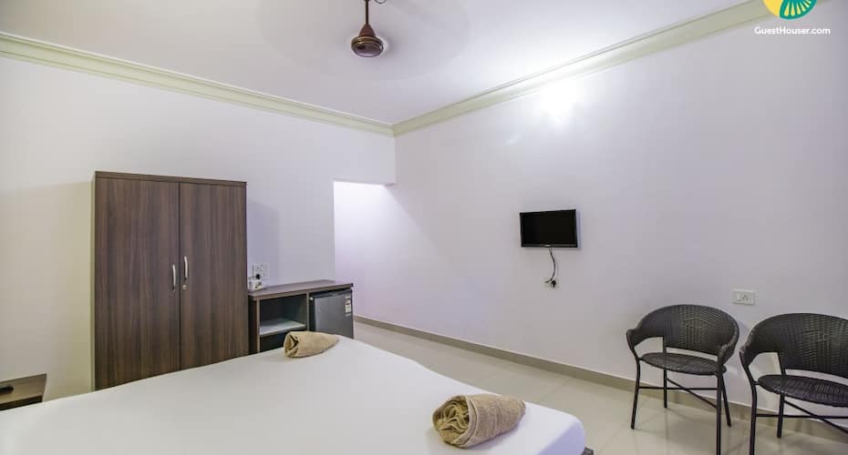 Well-furnished guest house room, 260 metres from Candolim beach, Goa 5