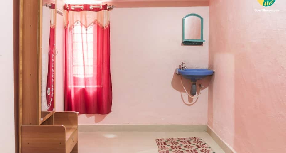 Homely 3-BR abode, 1.9 km from Madikeri Town Hall, Madikeri 4
