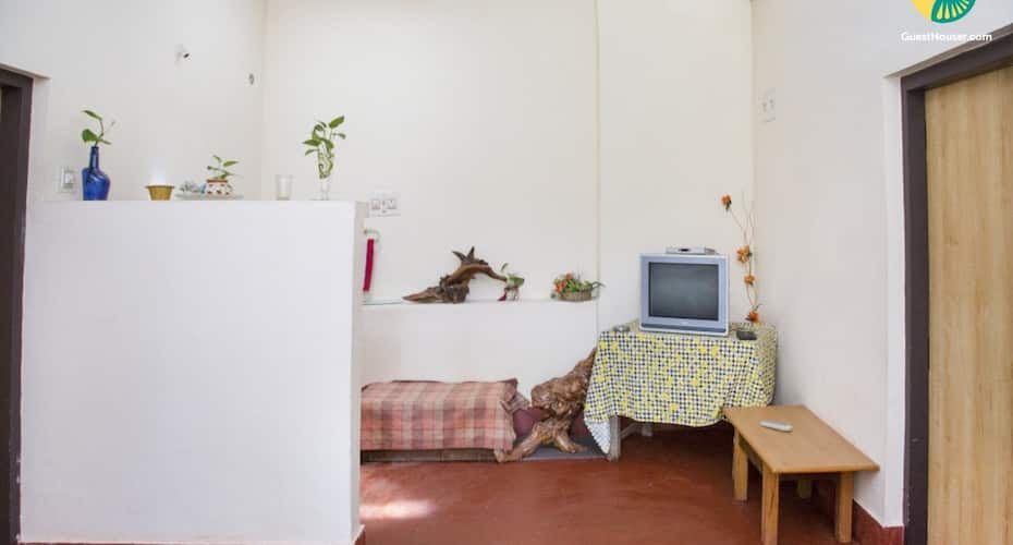 Secluded cottage room for backpackers seeking adventure, Chikmaglur 5