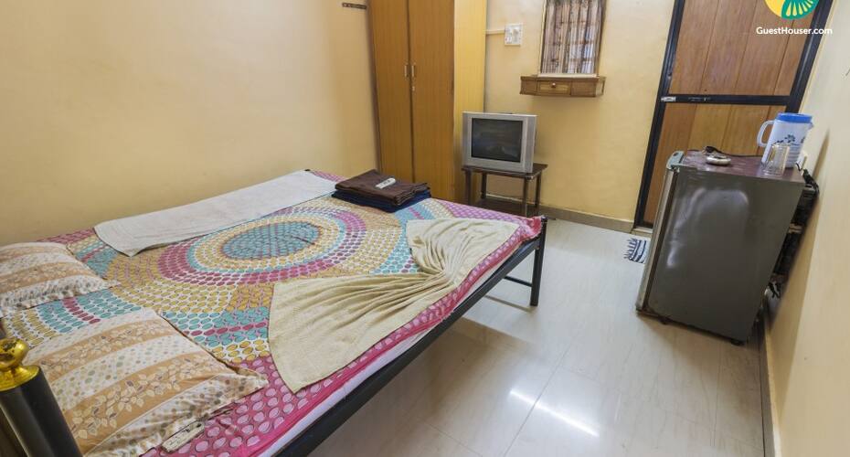 Cosy single room accommodation, 2.7 km away from Calangute Beach, Goa 4
