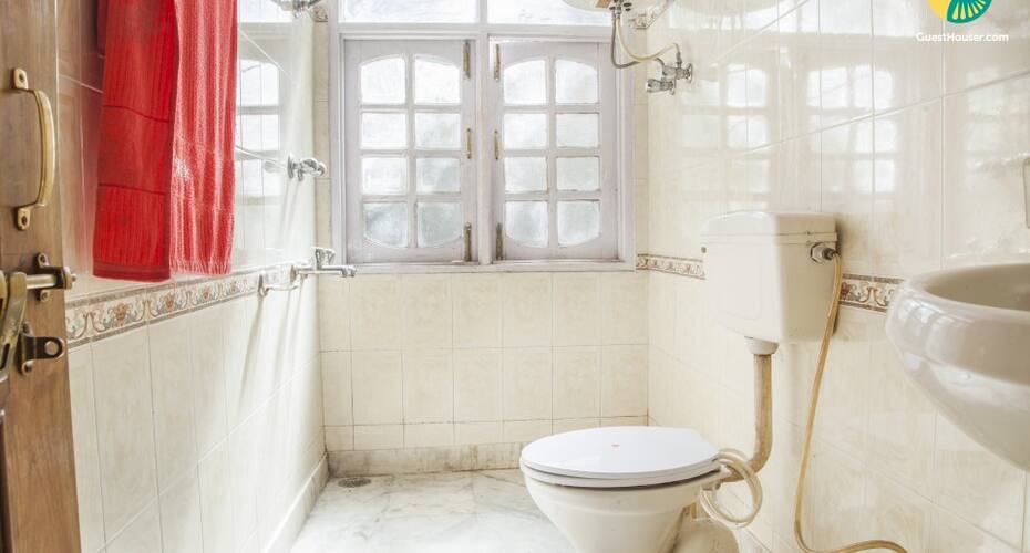Restful stay for backpackers with a hilly view, Shimla 4