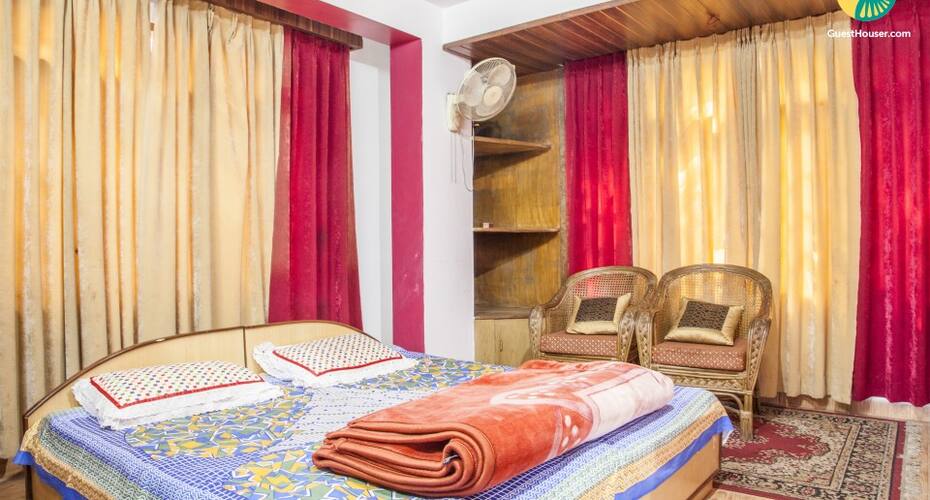 Restful stay for backpackers with a hilly view, Shimla 5