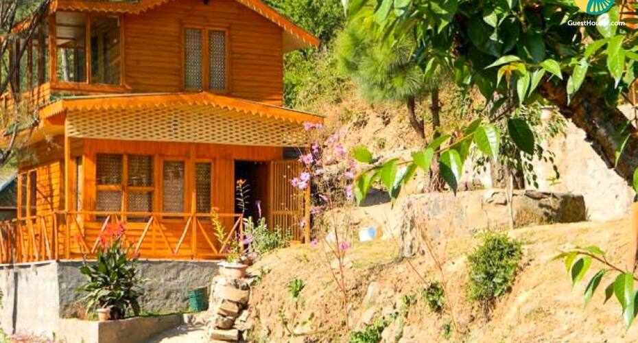 Duplex room in a Pinewood Cottage, Kasauli 1