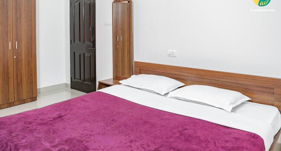 Room for 3 in a shared home, Ooty 5