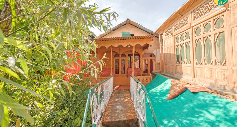 4-BR houseboat on Dal Lake, Srinagar 5