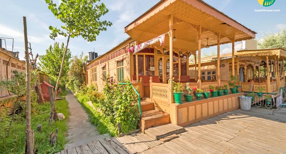 4-BR houseboat on Dal Lake, Srinagar 2