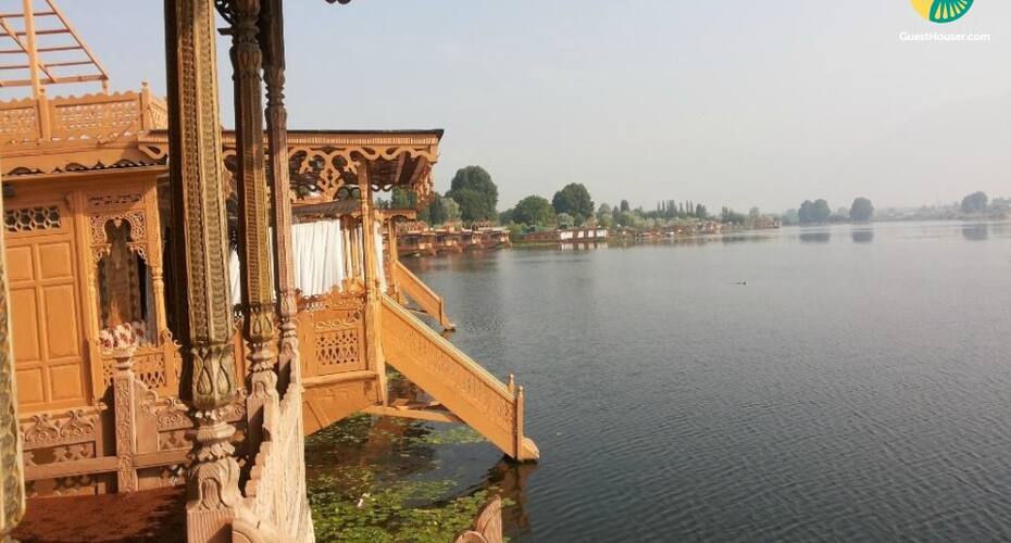 Private room for 3 in a houseboat, Srinagar 2