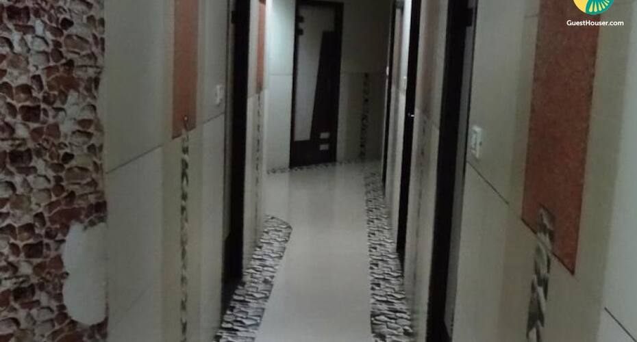 Private Room For 3 Guests, Mumbai 4