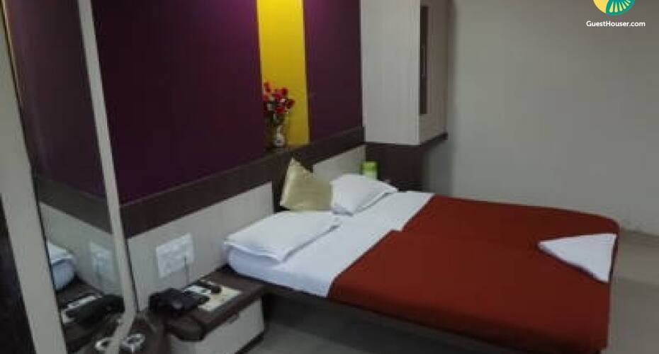 Private Room For 3 Guests, Mumbai 5