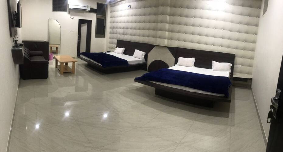 Hotel Taj, Khajuraho 4