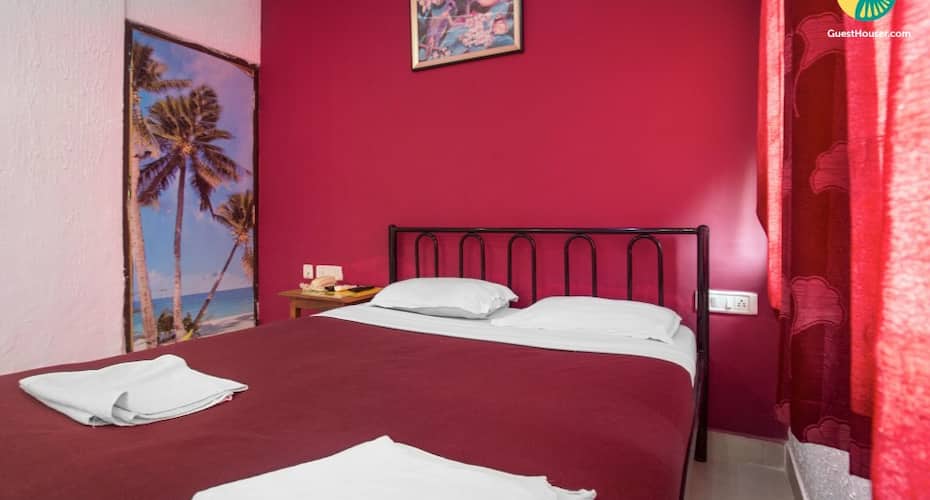 Cheerful room for a couple. walking distance from Calangute Beach, Goa 5