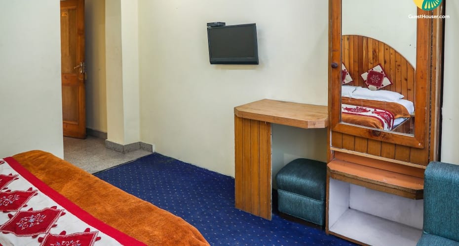 Well-appointed stay in proximity to Mall Road, Manali 2