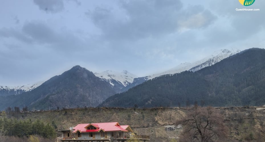 Well-furnished private room for a weekend getaway, Manali 1