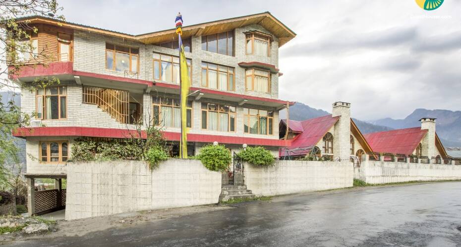 Tastefully done stay with a spectacular view, Manali 1