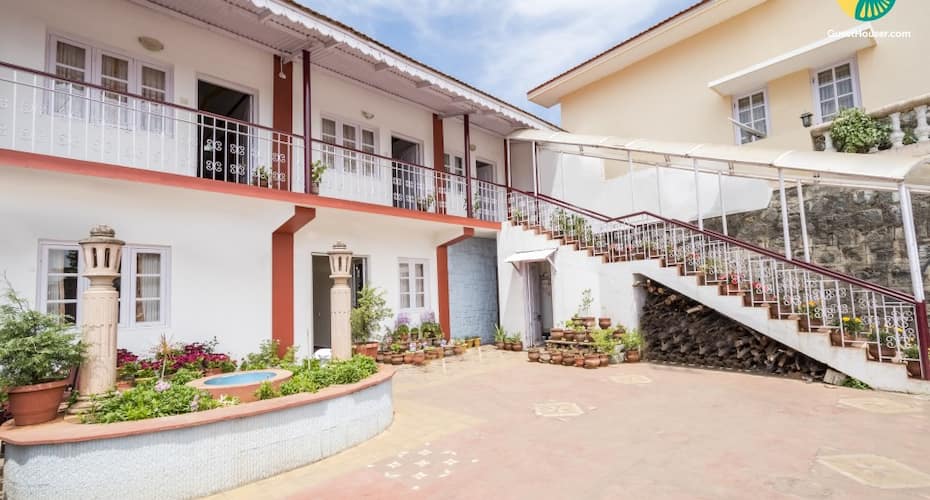 Well-furnished abode for three, 950 m from Ooty Lake, Ooty 1