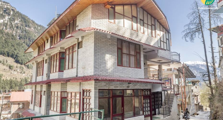 Well-appointed stay on Mall Road with a mountain-view, Manali 2