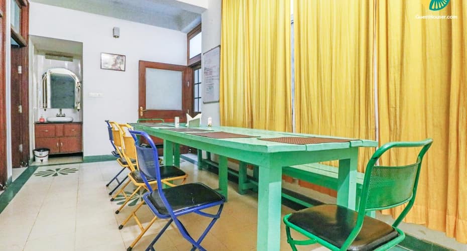 Well-appointed room for people on a shoestring budget, Jaipur 5