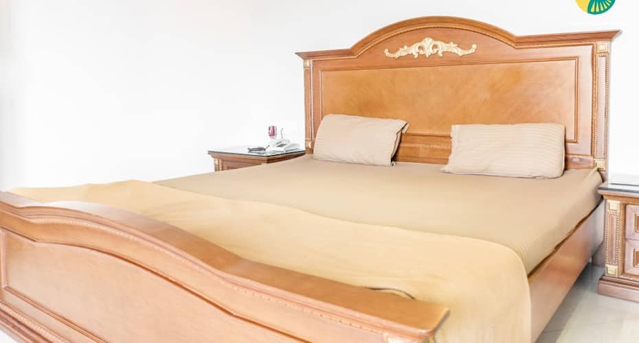 Well-appointed 8-BR bungalow with a serene view, Mahabaleshwar 4