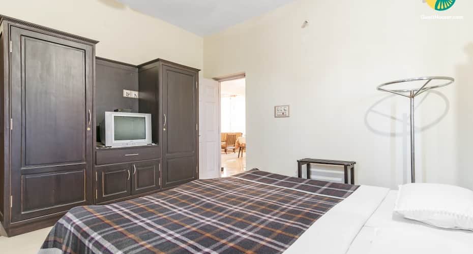 Well-appointed retreat for 2, 1.4 km from Madikeri Fort, Madikeri 5