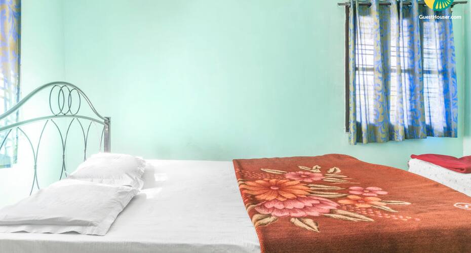 Comfy single room accommodation for trekkers, Madikeri 5