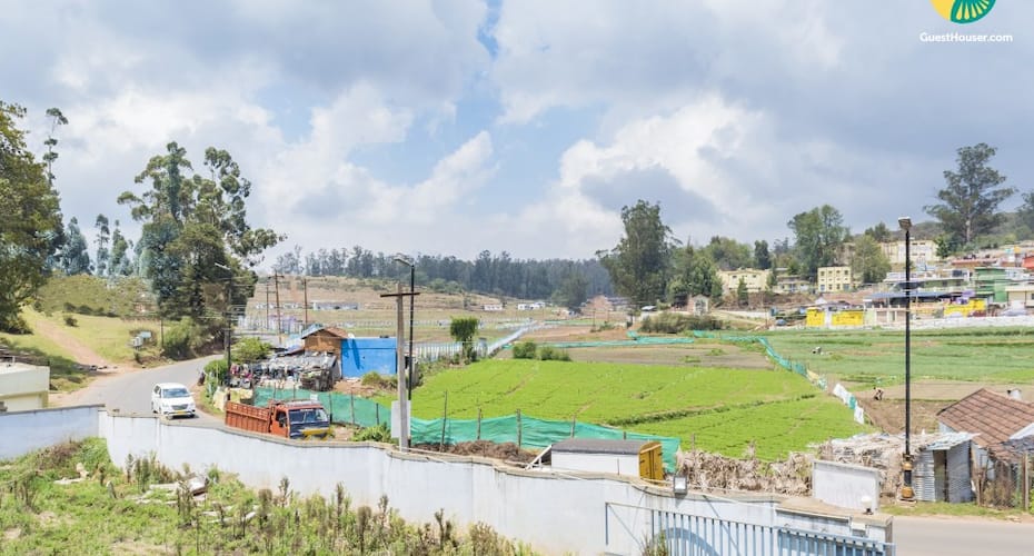 Well-appointed room with a hilly view, close to Ooty Lake, Ooty 1