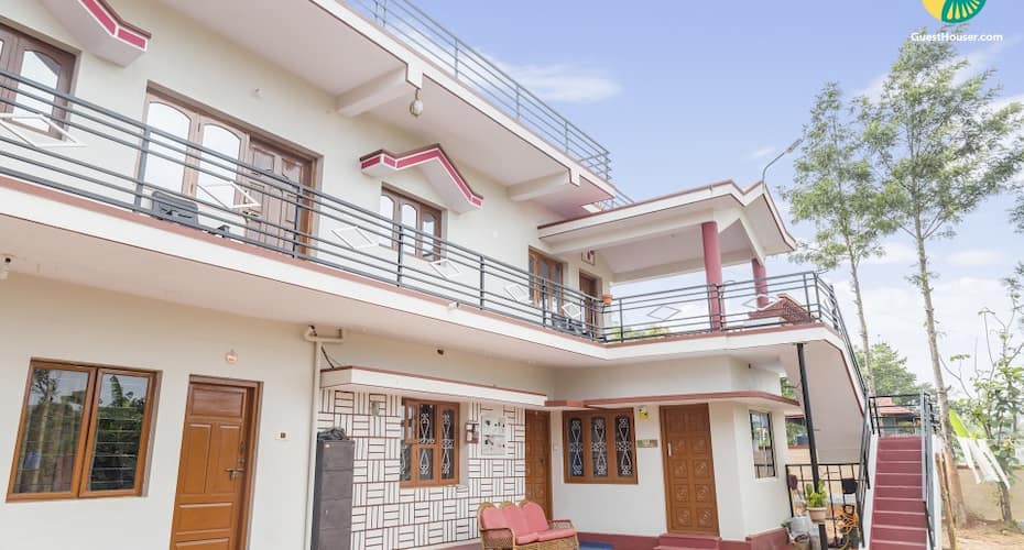 Pet-friendly 3-BR accommodatio, 1.9 km from Raja's Tomb, Madikeri 2