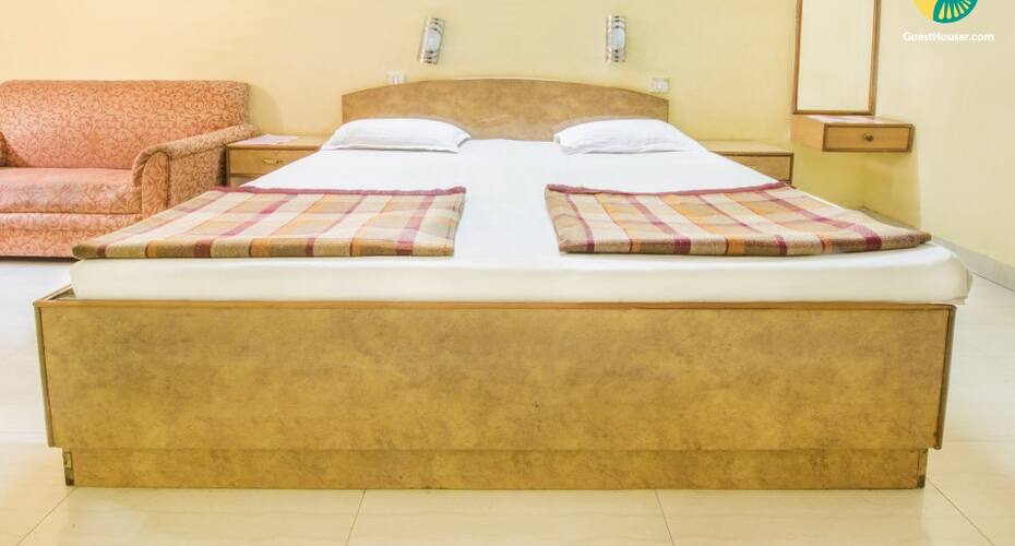 Capacious room for 3, close to City Palace, Jaipur 5