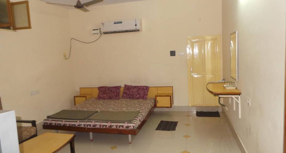 Sri Shanthi Nivas Lodge, Kakinada 3