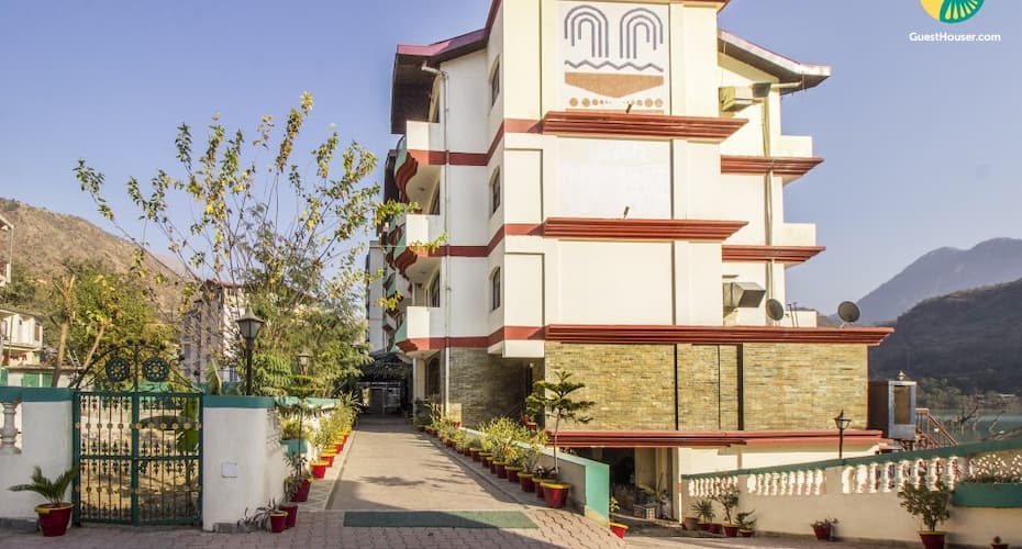 Well-furnished stay with a pool and spa, close to Shiva Cave, Shimla 2