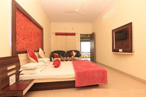 Deluxe Room accommodation, Mahabaleshwar 2