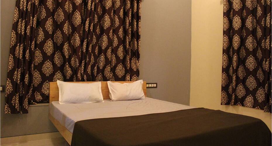 4bhk bungalow on rent with free wifi and private pool in lonavala, Lonavala 3