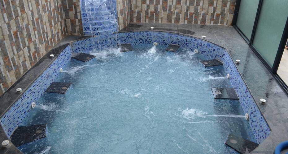 4 Bedroom Luxurious Family Villa with Jacuzzi, Lonavala 2