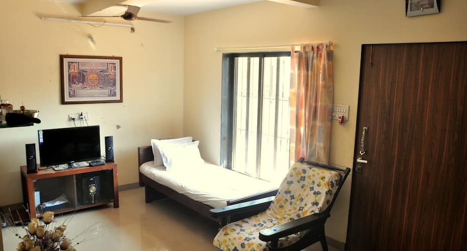 Lonavala - Cozy 2 Bedroom Bungalow with a Hill View & Terrace Sit Out, Lonavala 1