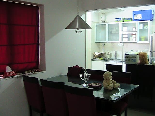 Super luxury apartment with 2 swimming pools - resort living, Mumbai 3