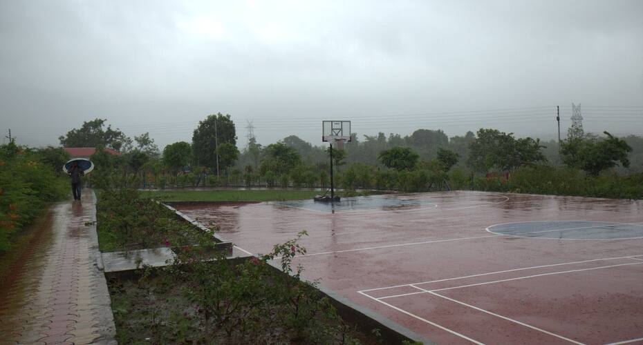 Deluxe Accommodation with Amazing Mountain View, Mumbai 3