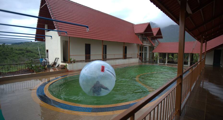 Deluxe Accommodation with Amazing Mountain View, Mumbai 5