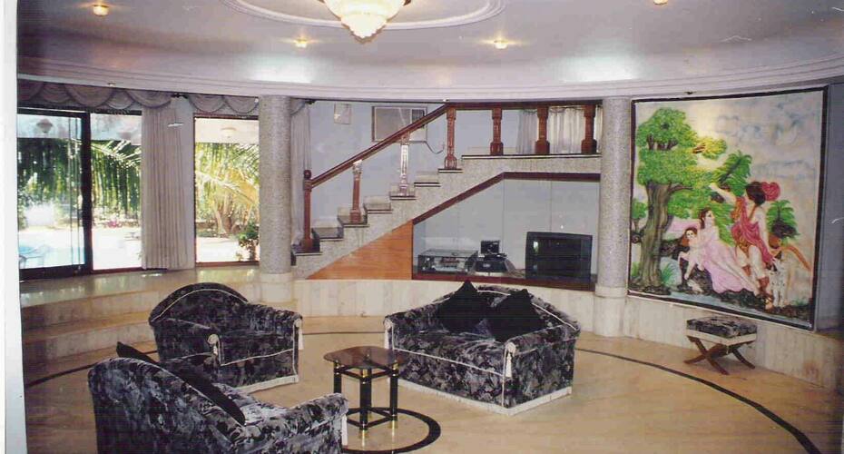 Gorgeous Bungalow with private swimming pool, Mumbai 4