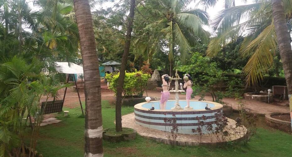 Gorgeous Bungalow with private swimming pool, Mumbai 5