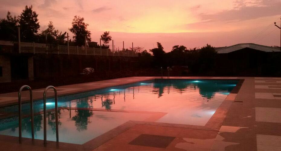 A/C Deluxe Room accommodation, Panchgani 3