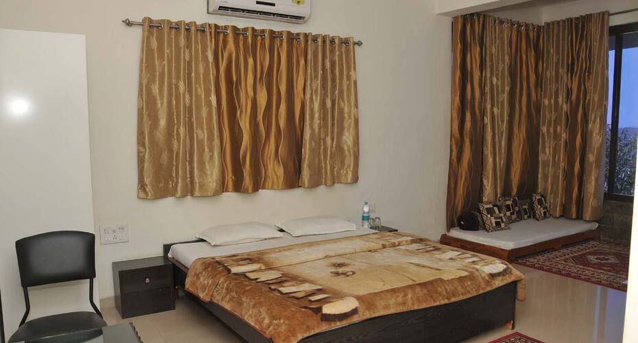 A/C Deluxe Room accommodation, Panchgani 4