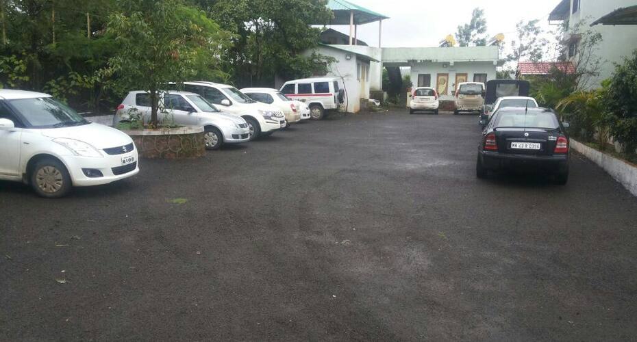 A/C Deluxe Room accommodation, Panchgani 5